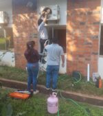Mujeres aprenden sobre instalación de acondicionadores de aire en Ciudad Mujer