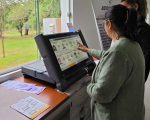 Ciudad Mujer promueve jornadas informativas sobre el uso de la máquina de votación